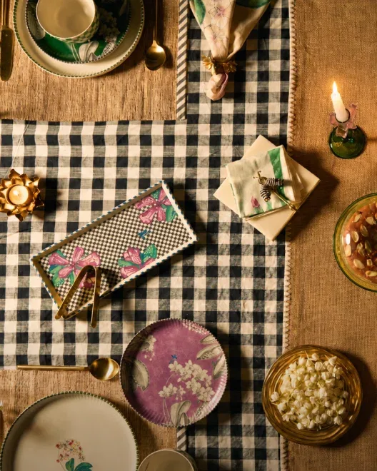Post: For glowing homes.
Dinner sets, votives and lanterns for long festive evenings at home. Set a table your guests will rem