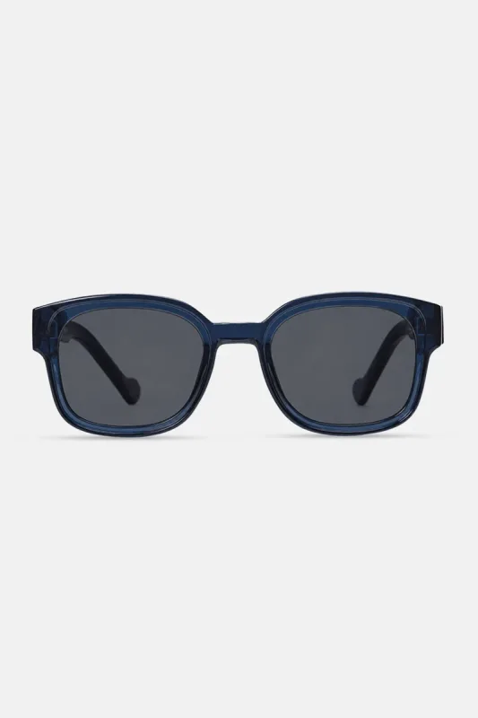 Post #8: Head-to-toe upgrade ๐ถ๏ธ๐ Sunglasses and sneakers that make even a plain tee look intentional.